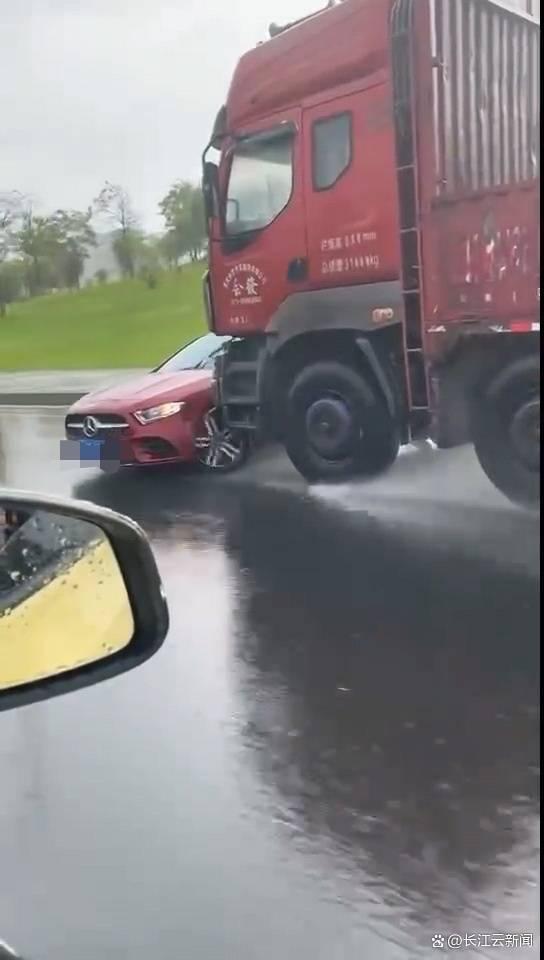 交警通报大货车雨中顶推奔驰行驶