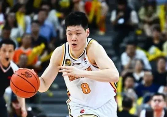 谁是国产第一中锋？周琦vs胡金秋集锦 大魔王连送血帽后者得分高效 巅峰对决引发热议