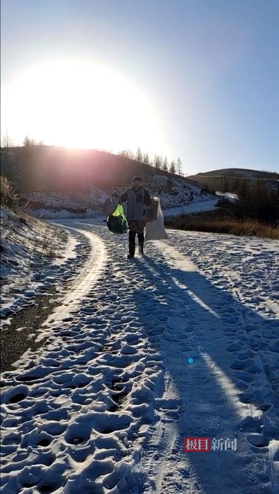 男子进山捡垃圾十年捡10万多个饮料瓶 大青山清道夫的坚持