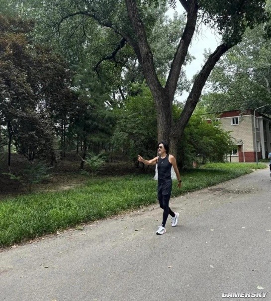网友遇69岁周润发在北京公园跑步