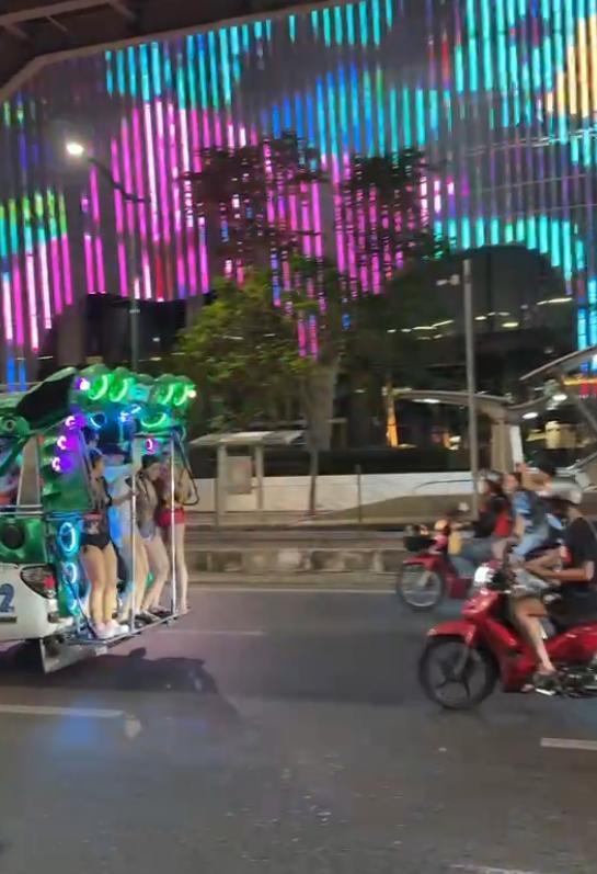 中国女子在泰国泼水节被莫名滋水 遭遇不愉快经历