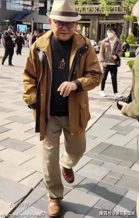 移民风波后，王刚首次亮相北京街头，75岁面色红润气色好
