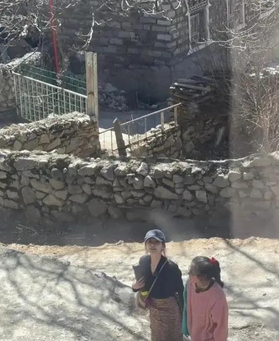 赵露思身穿藏服亮相川西，亲赴藏区关爱儿童教育，公益行动引热议