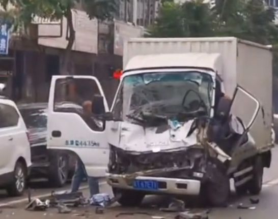 一男子开装载车冲撞多车4名伤者送医 警方通报