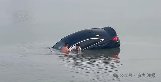 車輛墜湖 男子跳湖砸窗救人