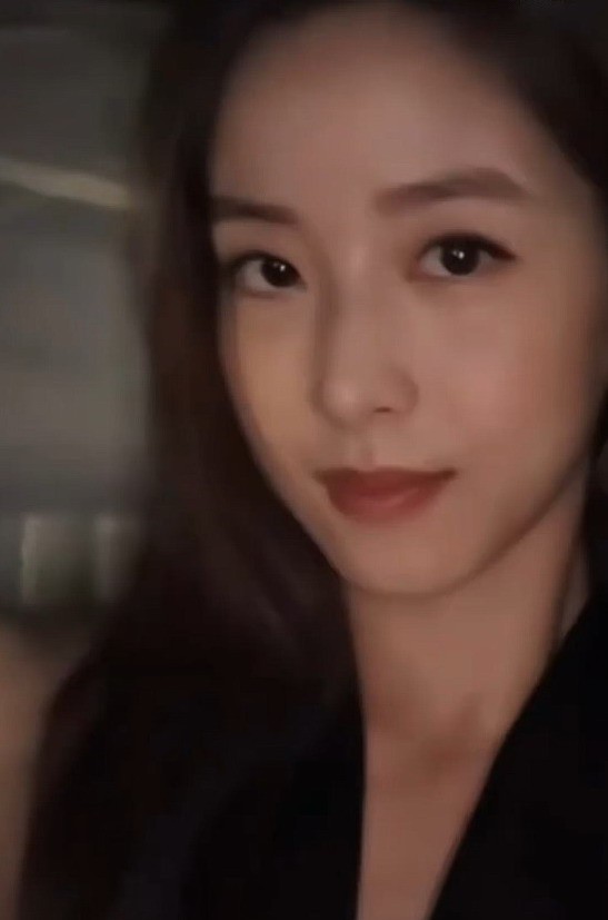 章泽天现身香港逛展 深V黑裙礼服配金腰带优雅大气