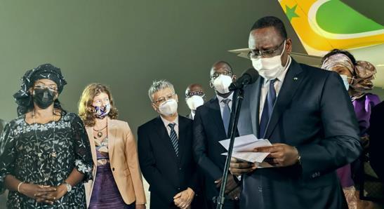 塞内加尔总统萨勒亲赴机场迎接中国疫苗