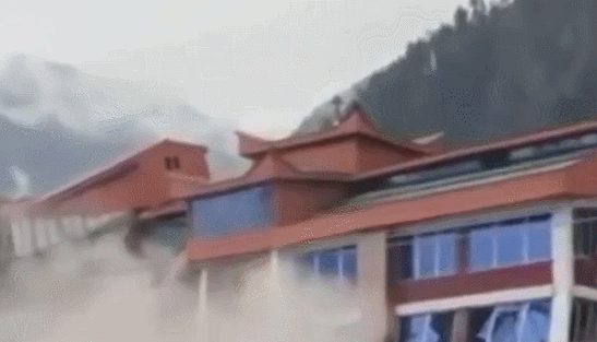 巴基斯坦洪水瞬间冲垮高楼酒店 场面令人目瞪口呆