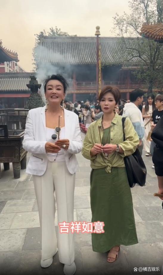 張?zhí)m帶親家為兒女祈福 傳統(tǒng)與現(xiàn)代的碰撞