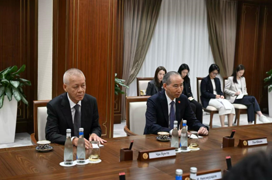 乌兹别克斯坦共和国总理阿卜杜拉·阿里波夫亲切会见龙宇翔