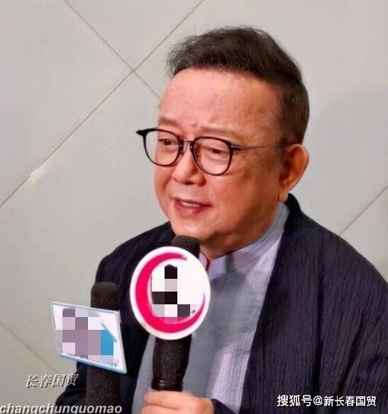 移民风波后，王刚首次亮相北京街头，75岁面色红润气色好