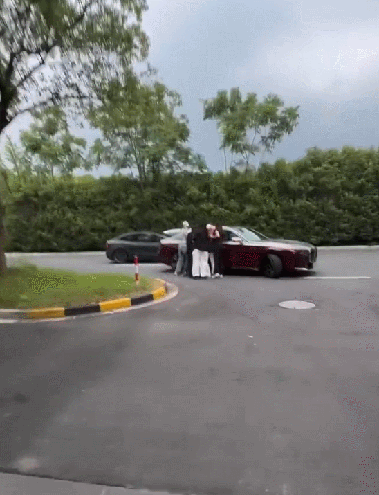 范丞丞经纪人发文硬刚私生：4台车辆从机场跟车