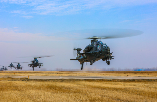 攻击直升机编队开展营战术训练。刘雨辰 摄