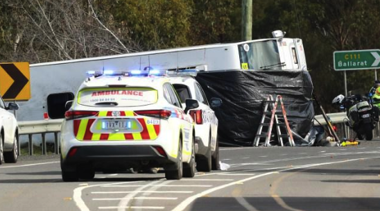 澳大利亚一辆载约40名学生的校车侧翻 已致1死多伤