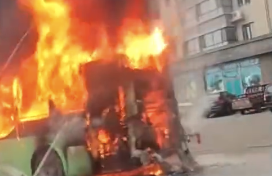 辽宁丹东一公交车起火，司机及时疏散乘客，多部门到场处置扑灭明火