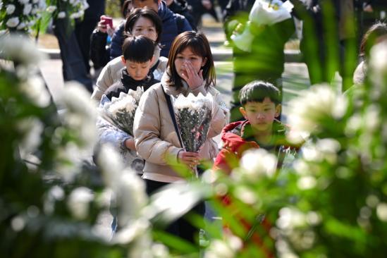 传承“深潜精神”是对黄老最好缅怀 鲜花缅怀国士无双