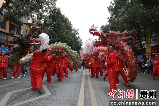 貴州臺(tái)江百龍舞動(dòng)鬧元宵 非遺大典慶佳節(jié)