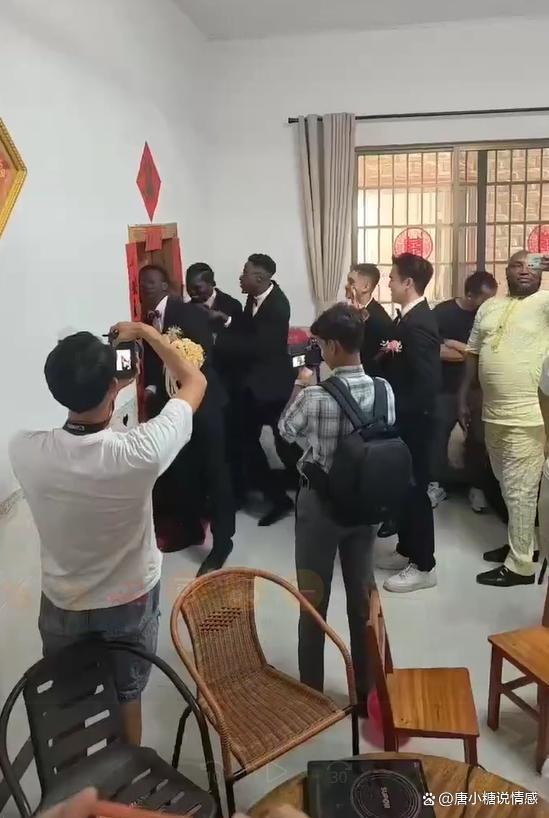 新郎接亲时对新娘读保证书