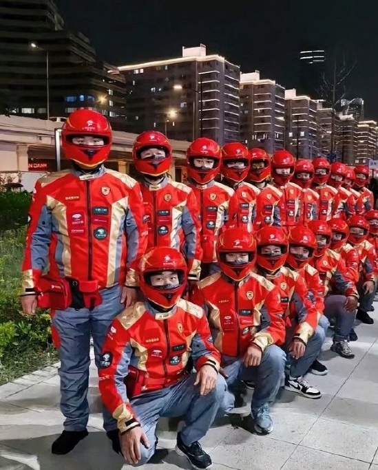 京东外卖员也要换新工服了?知情人士:系内测版其中一款 赛车风设计引热议
