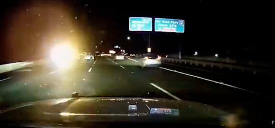 美国一特斯拉撞警车
