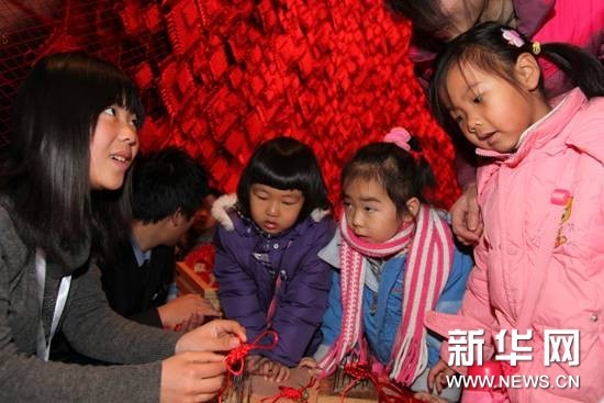 小朋友学习传统中国结编织技艺