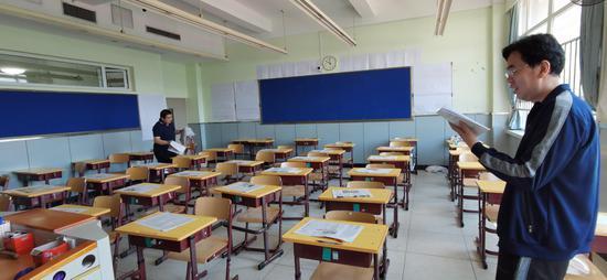 北京市第十九中学考务教师正在进行考场布置（供图/学校）
