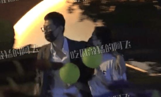 恩爱！张靓颖与小男友深夜甜蜜泡吧 搂肩同回住处