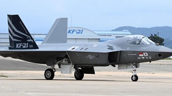 韩国自研KF-21战机原型机首次试飞