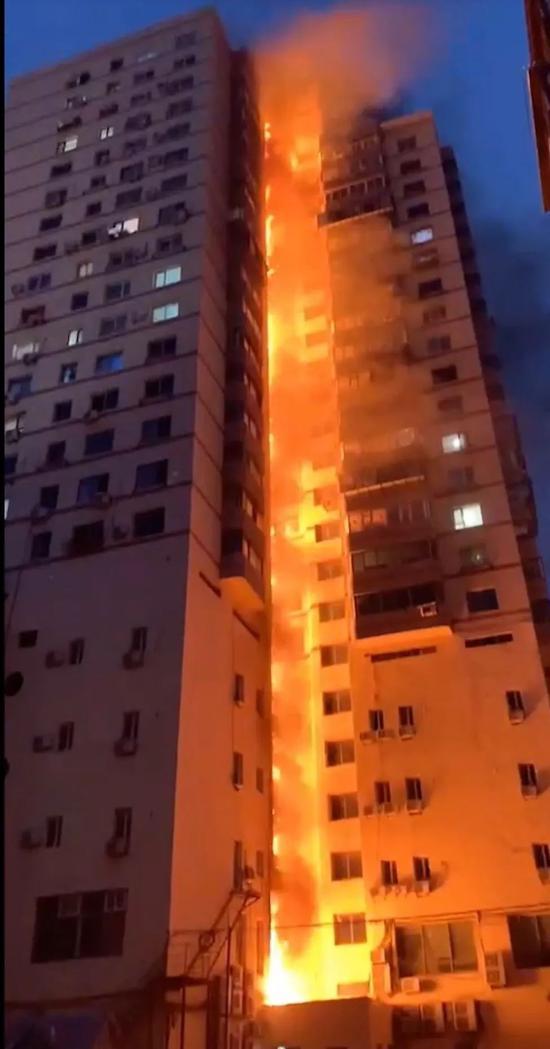 大连一高层建筑突然起火，现场无人员伤亡