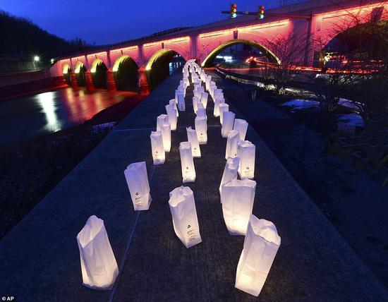 美国各大城市地标彻夜亮灯 纪念40万新冠逝者