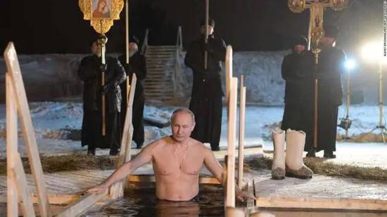 ·普京2018年接受冰窟洗礼的图片。