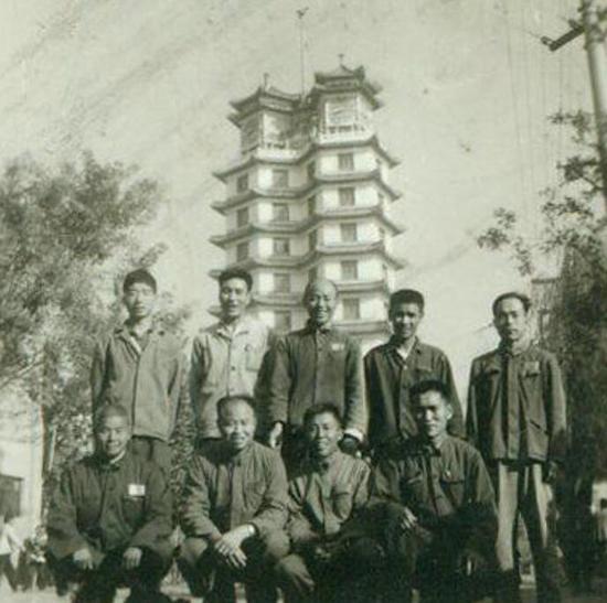 △ 翻拍的1971年部分建设者在二七纪念塔前的合照（郑州二七纪念馆供图）