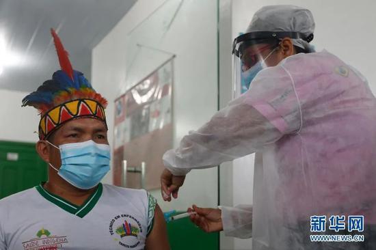 巴西亚马孙州塔巴廷加市，医护人员为一名原住民接种中国新冠疫苗。图源：新华社