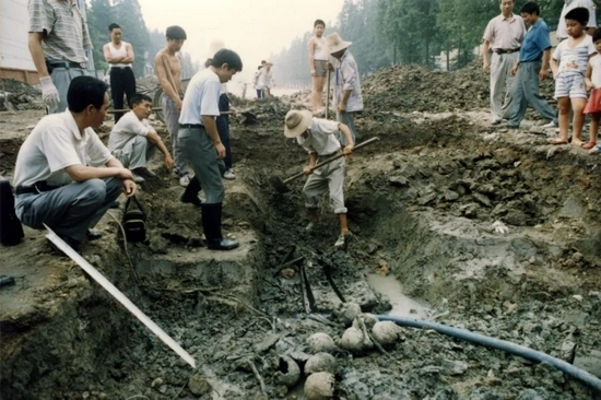  1998年8月18-19日，在北京东路南空司令部北大门陆续发现的遗骨，初步认为为细菌战受害者遗骸。