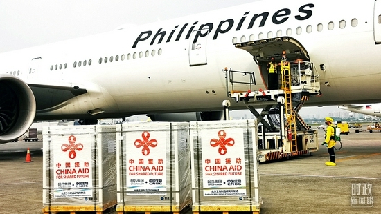 △2021年8月20日，中国政府援助菲律宾的新一批新冠疫苗运抵马尼拉。（图/视觉中国）