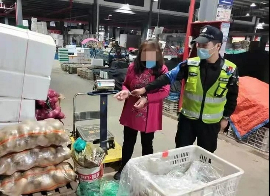 “菜挑完开着电动车就跑！”杭州阿姨进货式偷菜再被抓 