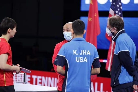 世乒赛中美跨国混双组合首次合练 交换球衣