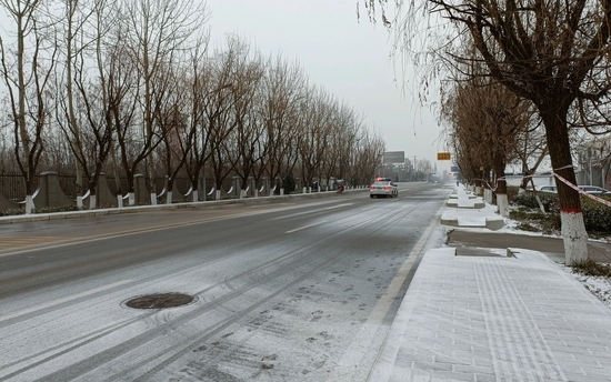  ▲12月25日，西安下雪，交通未受到影响。新京报记者 吴采倩 摄