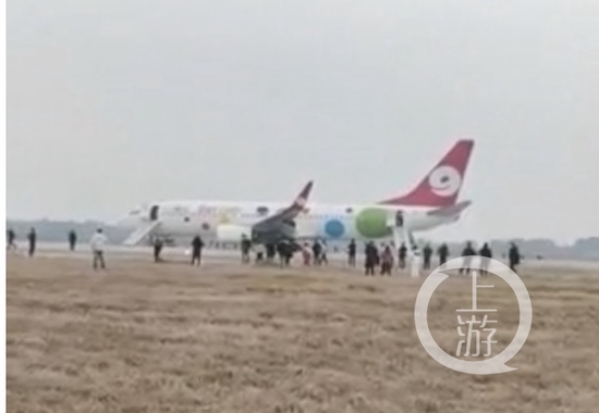  ▲AQ1305航班紧急备降长沙机场，充气滑梯已释放。图片来源/受访者供图