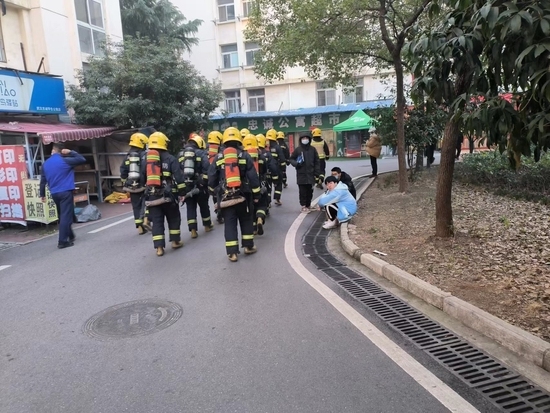 湖北大学一宿舍楼发生火灾！起火原因尚不明确