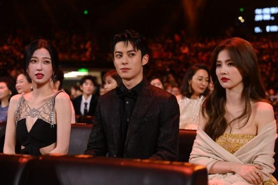 王鹤棣与虞书欣坐一起边上还有白鹿 网友：这是什么修罗场