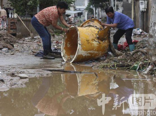 北京房山村民街头清淤：当地干部正组织清淤自救