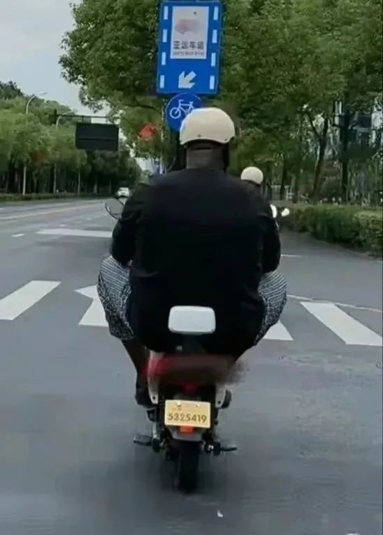 “大鲨鱼”奥尼尔杭州街头骑电驴抱萌娃 晚上现身酒吧当DJ