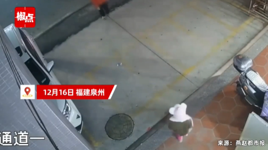 女孩门口玩险遭人捂嘴带走 监控曝光