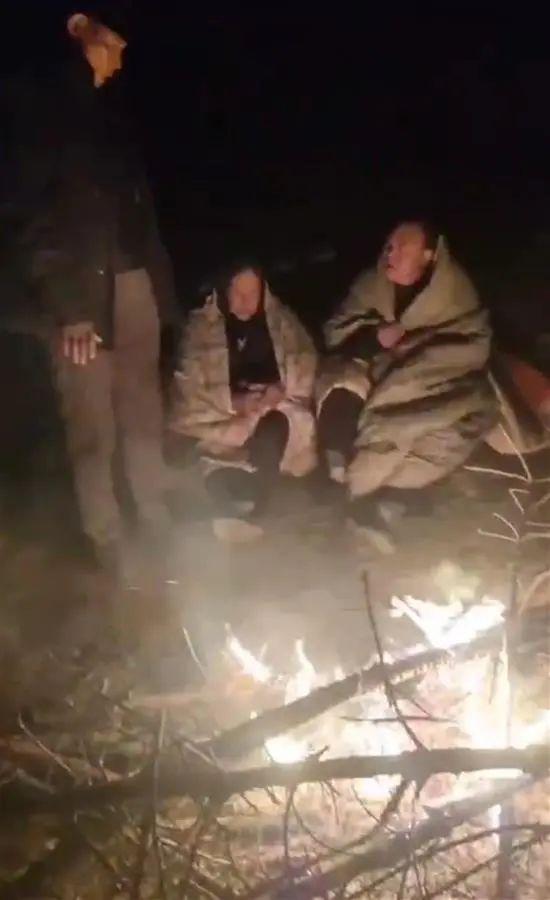 余震百余次 村民彻夜在屋外烤火避险 咬牙熬到天亮