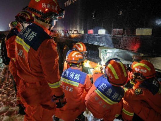 湖北宜昌下雪路滑，高速多车相撞 现场有人大喊救人