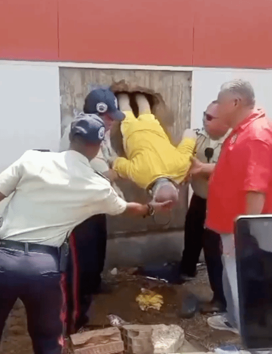 委内瑞拉约20名囚犯挖洞越狱被卡住 洞口巧遇警会