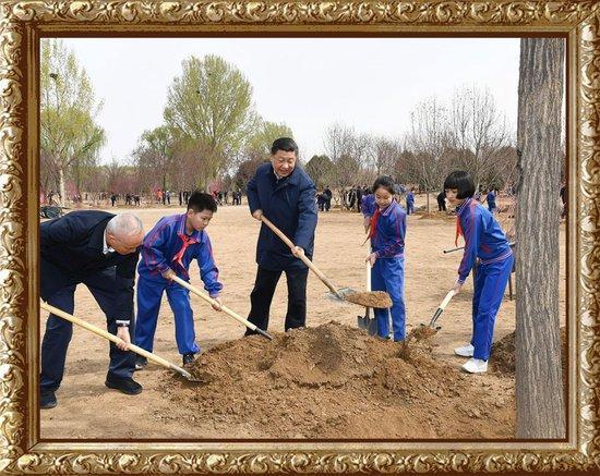2019年4月8日，习近平总书记来到北京市通州区永顺镇的植树点，同大家一起植树。