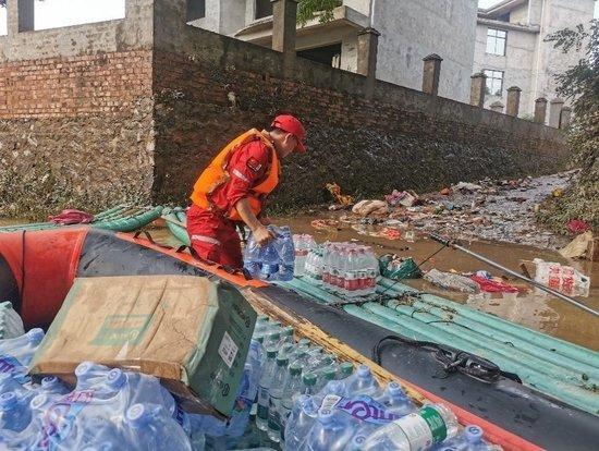 桂林暴雨中学生掉进排水渠被冲走 搜救行动紧张展开