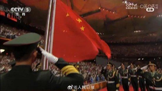 马龙奥运神图 马龙挥舞五星红旗一幕刷屏